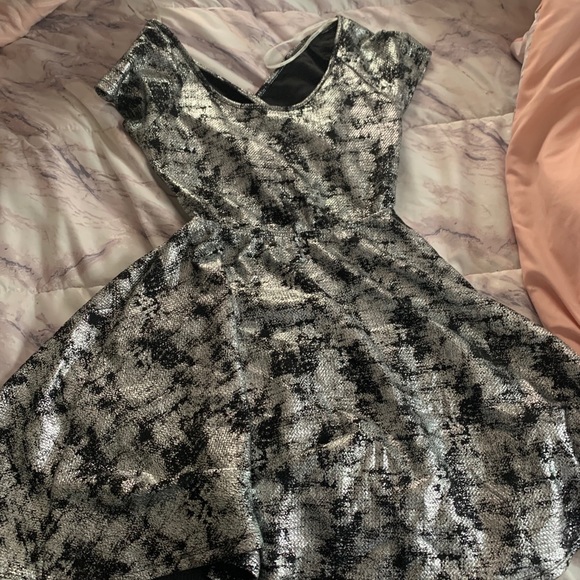 Dress with cross back - Picture 2 of 3